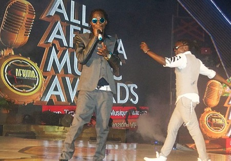 Moze Radio and Weasel performing in Lagos