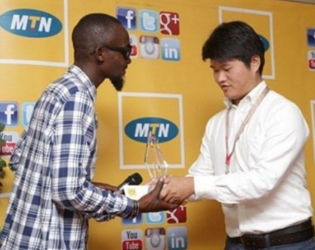 Moze Radio receiving the award from MTN