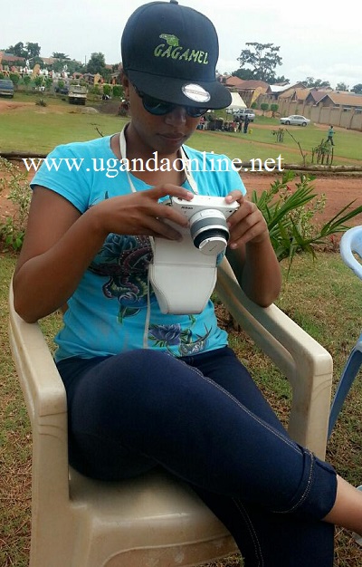 Bebe Cool's wife Zuena checking out launch pics